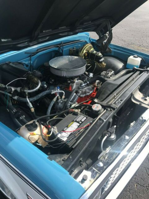 1972 BLUE & WHITE Chevrolet C-10 PICK-UP