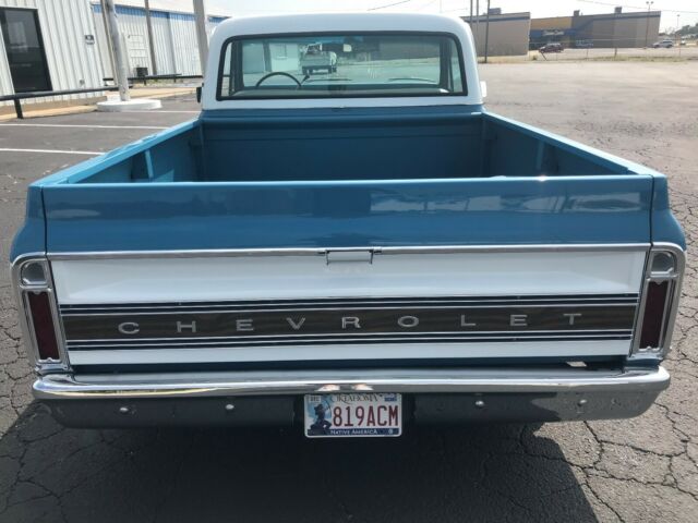 1972 BLUE & WHITE Chevrolet C-10 PICK-UP