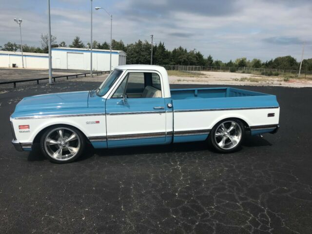 1972 BLUE & WHITE Chevrolet C-10 PICK-UP