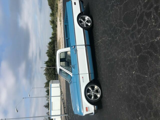 1972 BLUE & WHITE Chevrolet C-10 PICK-UP