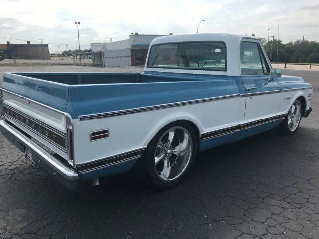 1972 BLUE & WHITE Chevrolet C-10 PICK-UP