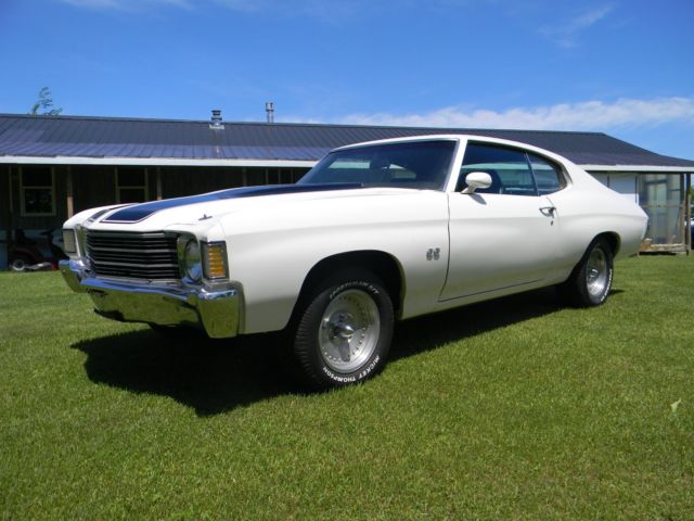 1972 White Chevrolet Chevelle Coupe