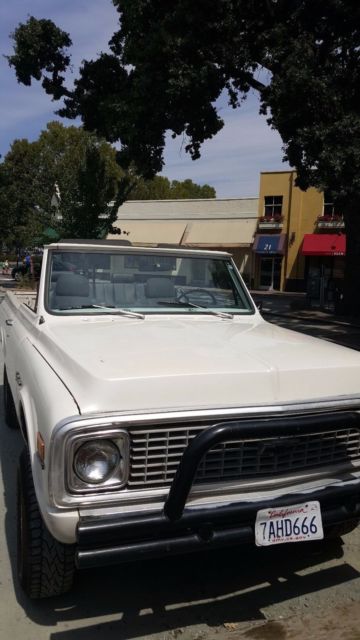 1972 White Chevrolet Blazer SUV