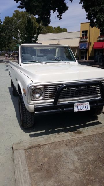 1972 White Chevrolet Blazer SUV