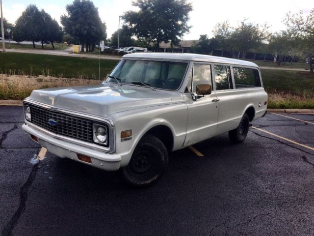 1972 Red Chevrolet Suburban