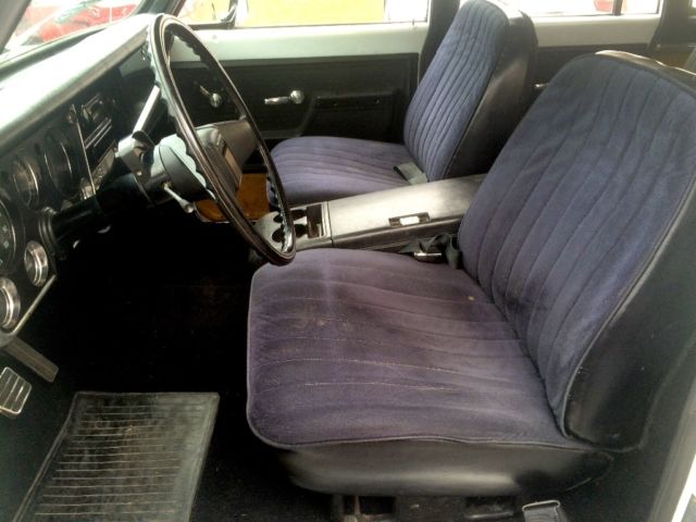 1972 Red Chevrolet Suburban