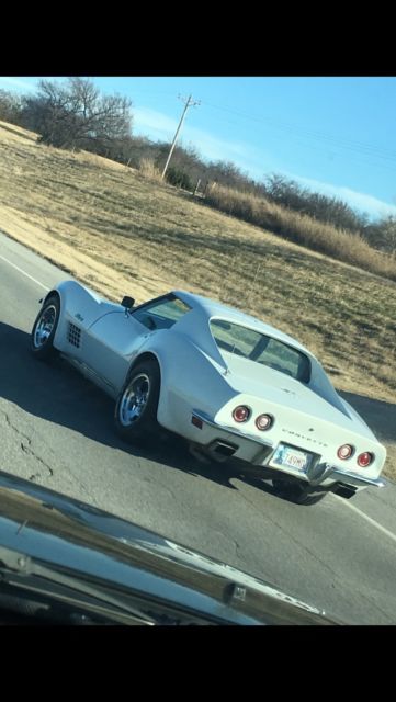 1972 White Chevrolet Corvette Coupe