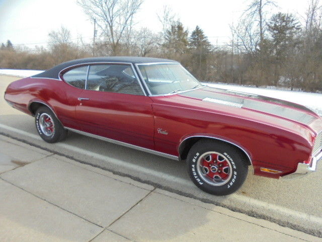 1972 Red Oldsmobile Cutlass Coupe