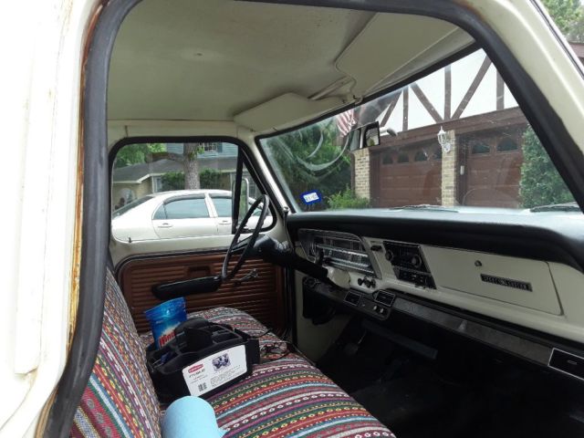 1972 Brown&whiye Ford F-250 Standard Cab Pickup