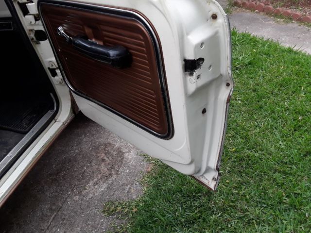 1972 Brown&whiye Ford F-250 Standard Cab Pickup