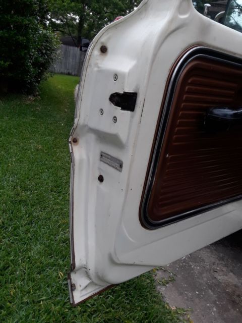 1972 Brown&whiye Ford F-250 Standard Cab Pickup