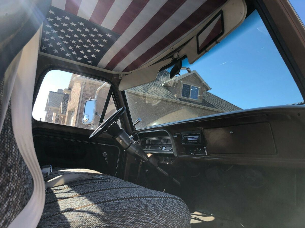 1972 Brown & Cream Ford F-250 Standard Cab Pickup