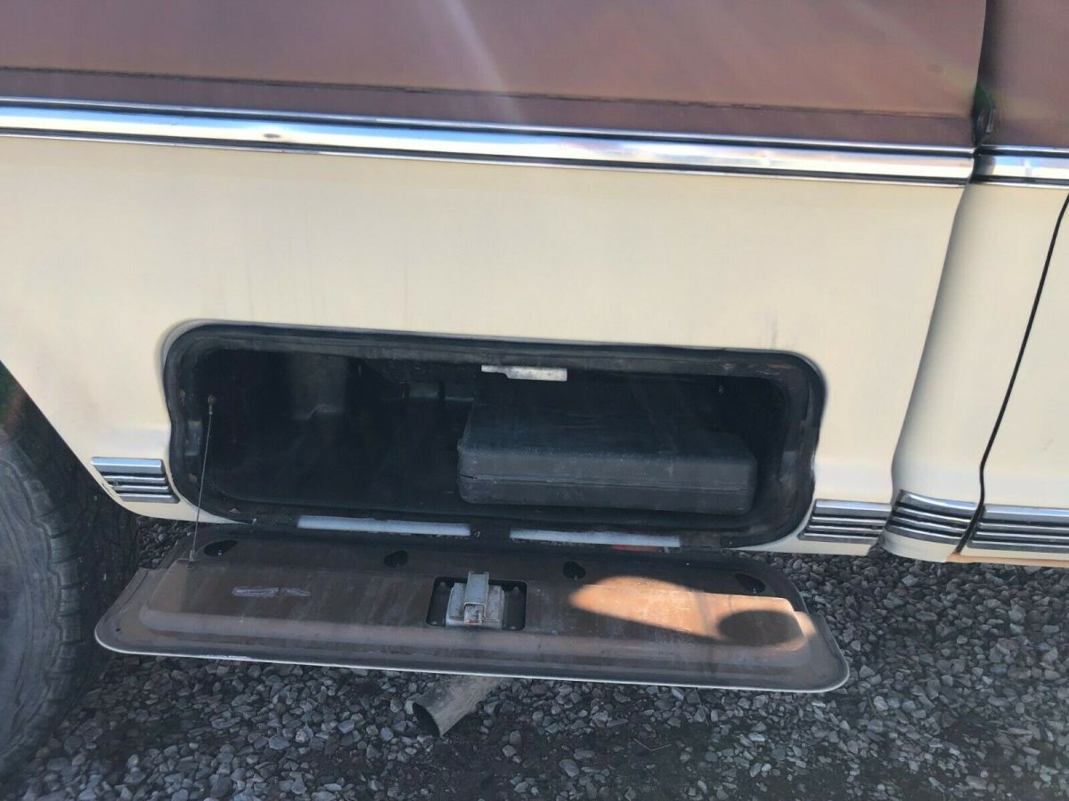 1972 Brown & Cream Ford F-250 Standard Cab Pickup