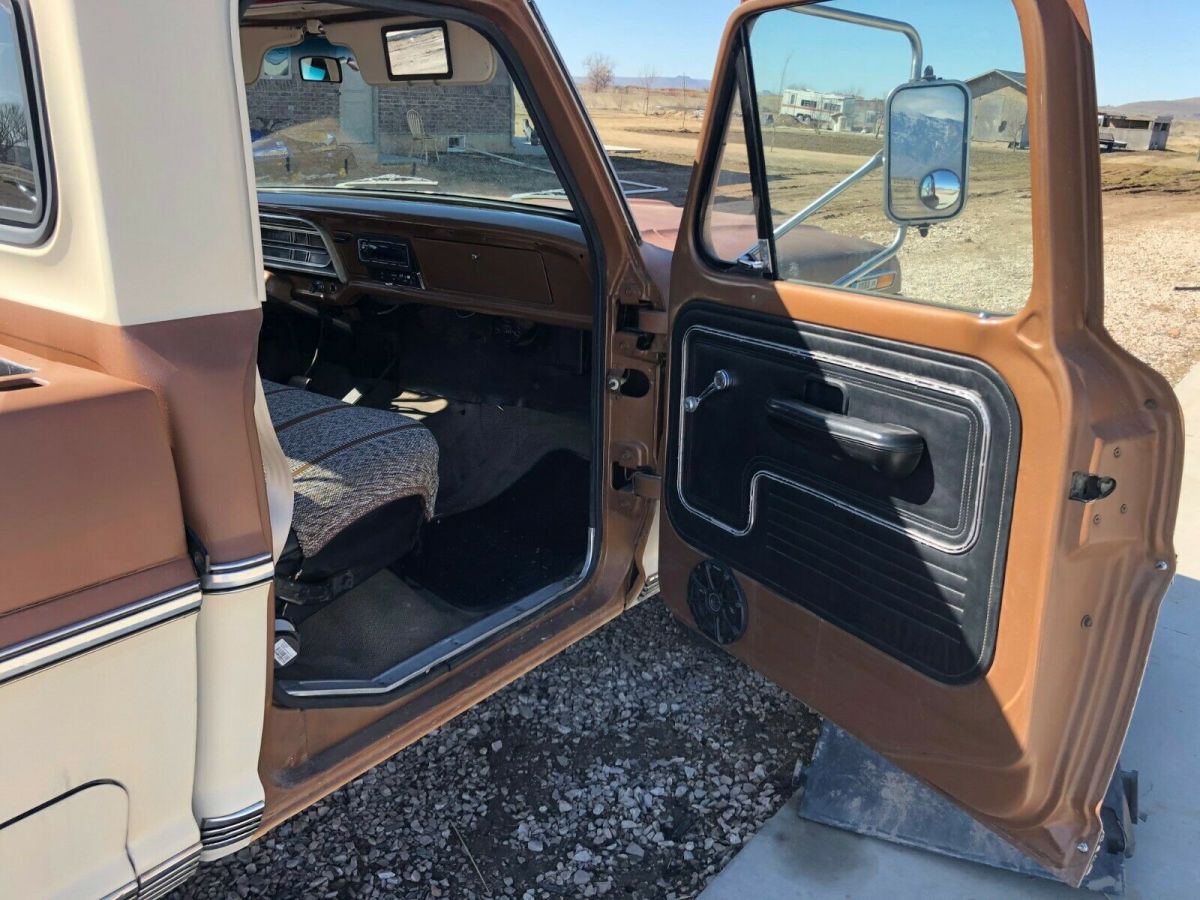 1972 Brown & Cream Ford F-250 Standard Cab Pickup