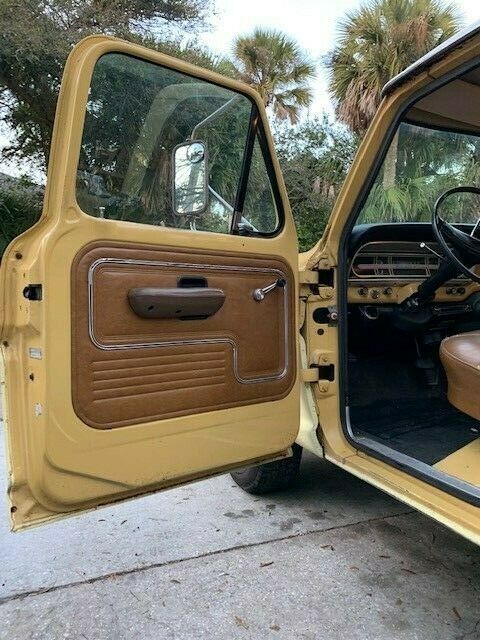 1972 Yellow Ford F-250