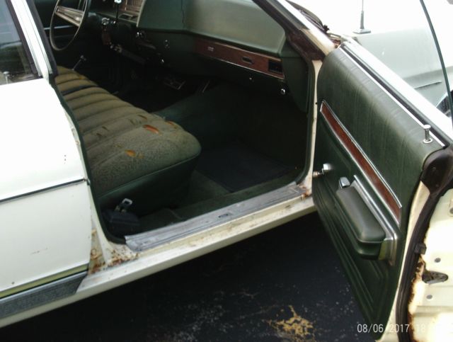1972 White Ford Crown Victoria Sedan