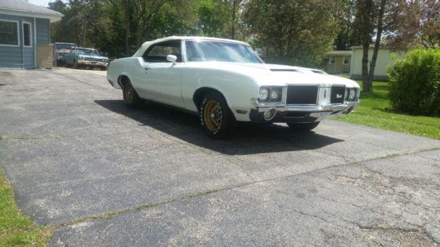 1972 White Oldsmobile Cutlass Convertible