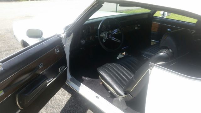 1972 White Oldsmobile Cutlass Convertible