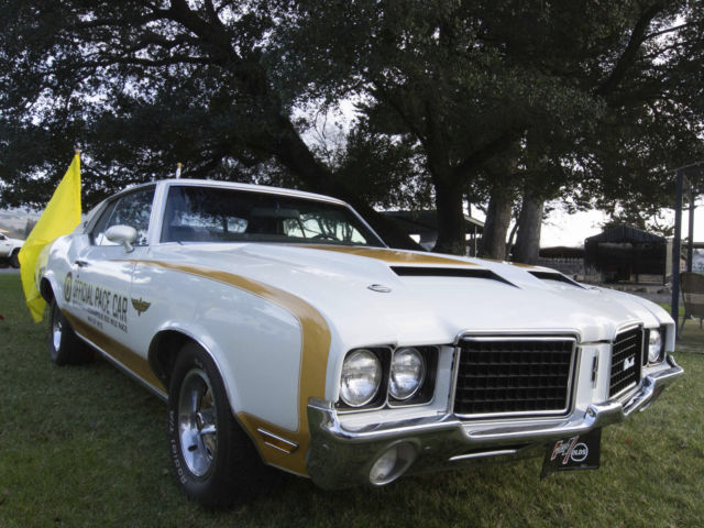 1972 White Oldsmobile 442 Coupe