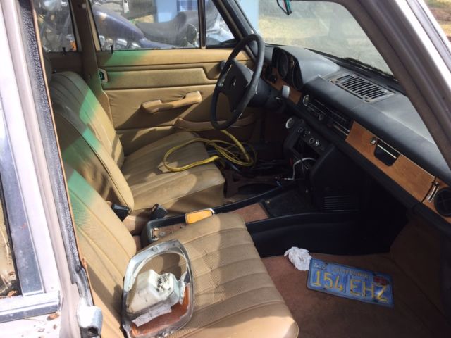 1972 Brown Mercedes-Benz 200-Series Sedan