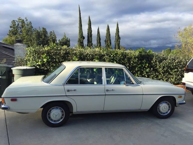 1972 Tan Mercedes-Benz 220 Sedan