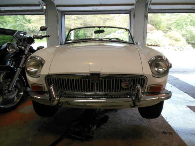 1972 White MG MGB Convertible