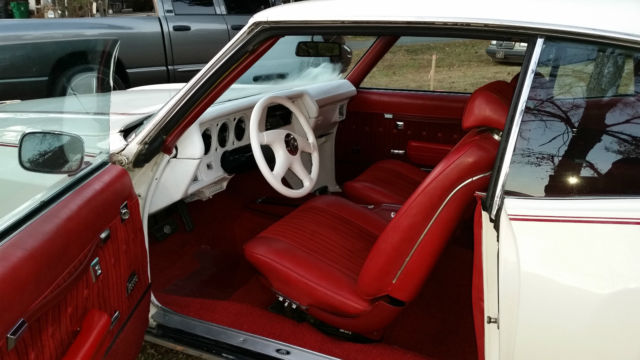 19720000 White Chevrolet Monte Carlo Coupe