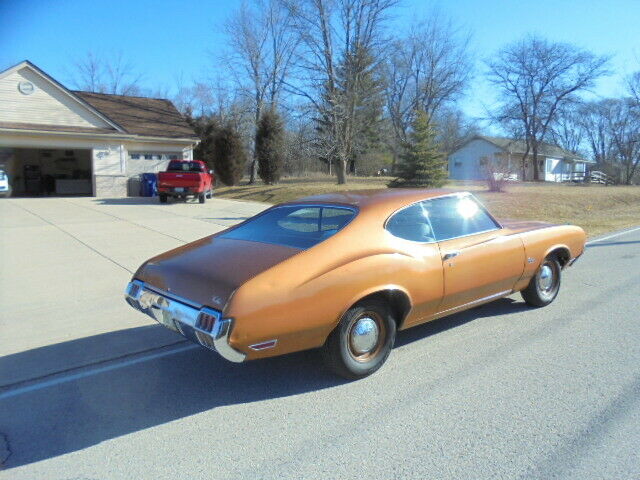 1972 Gold Oldsmobile Cutlass Coupe