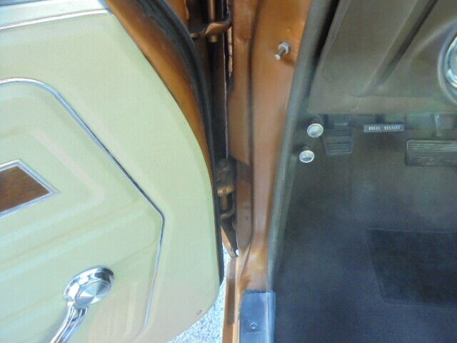 1972 Gold Oldsmobile Cutlass Coupe