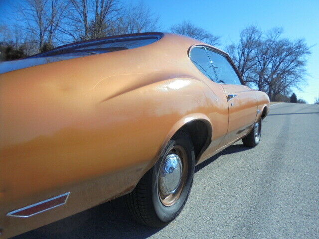 1972 Gold Oldsmobile Cutlass Coupe