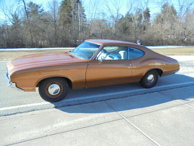 1972 Gold Oldsmobile Cutlass Coupe