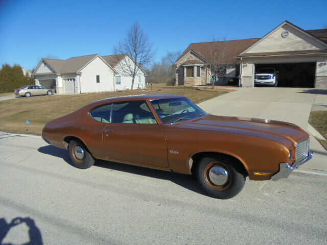 1972 Gold Oldsmobile Cutlass Coupe