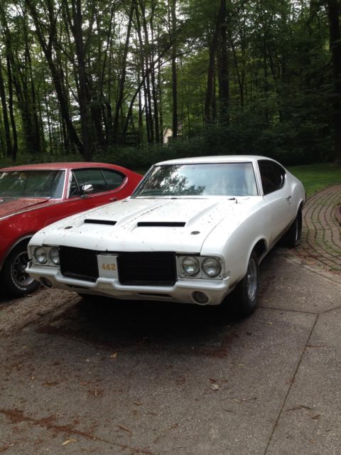 1972 White Oldsmobile 442 Coupe