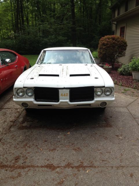 1972 White Oldsmobile 442 Coupe
