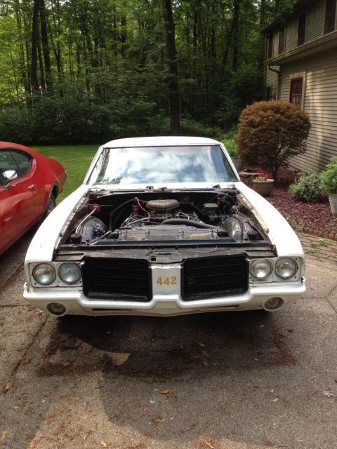1972 White Oldsmobile 442 Coupe