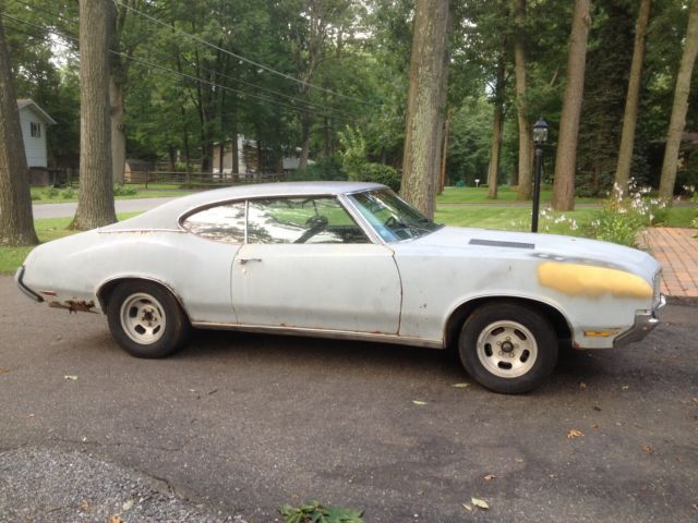 1972 Primer Gray Oldsmobile Cutlass Coupe