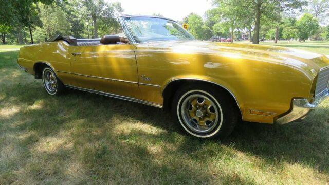 1972 Gold Oldsmobile Cutlass Convertible