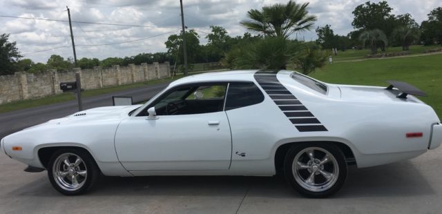 1972 White Plymouth Satellite Coupe