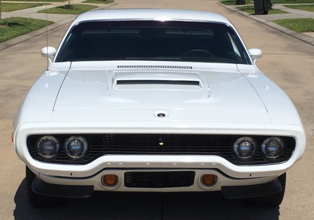 1972 White Plymouth Satellite Coupe