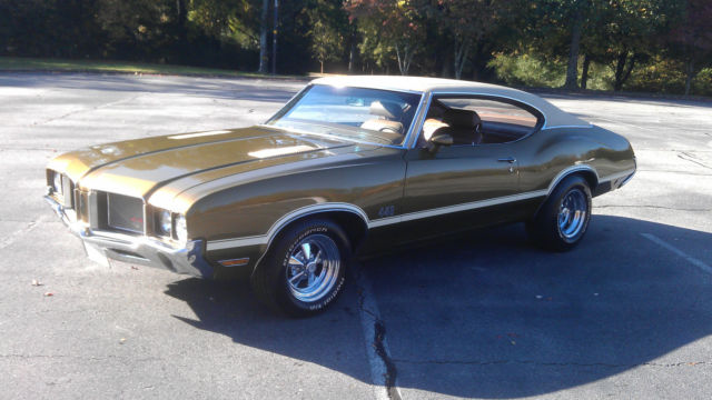 1972 Gold Oldsmobile Cutlass Coupe
