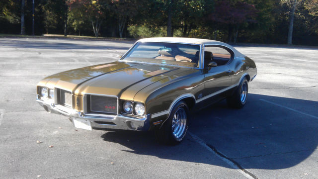 1972 Gold Oldsmobile Cutlass Coupe