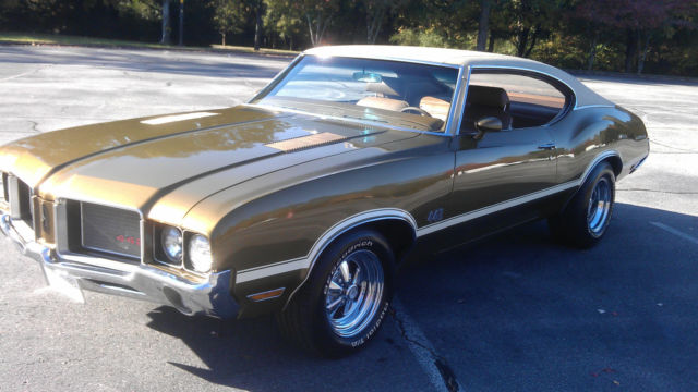 1972 Gold Oldsmobile Cutlass Coupe