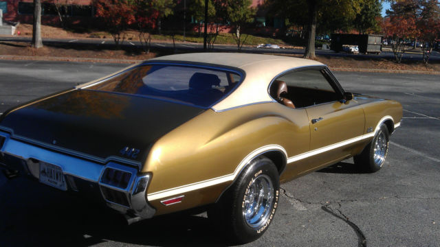 1972 Gold Oldsmobile Cutlass Coupe