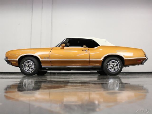 1972 Blue Oldsmobile Cutlass