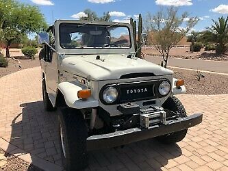 1972 White Toyota FJ Cruiser SUV