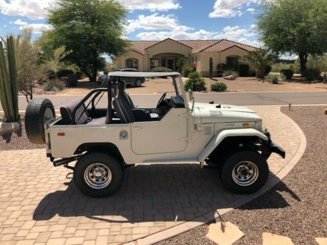 1972 White Toyota FJ Cruiser SUV