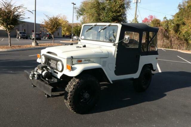 1972 beige Toyota FJ-40 Landcruiser 4x4 --
