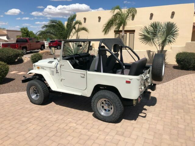 1972 White Toyota FJ Cruiser SUV