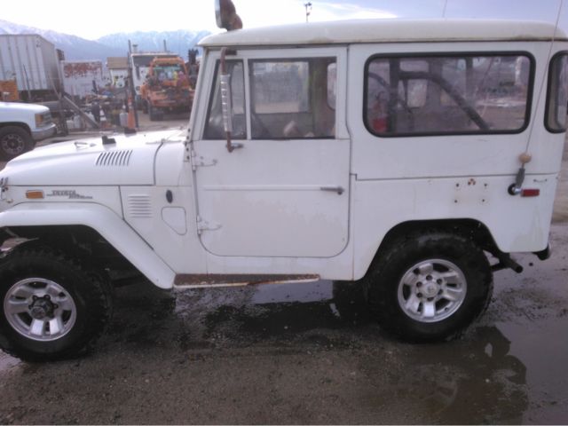 1972 White Toyota Land Cruiser SUV