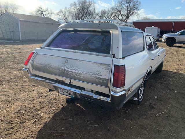 1972 White Oldsmobile Custom Cruiser